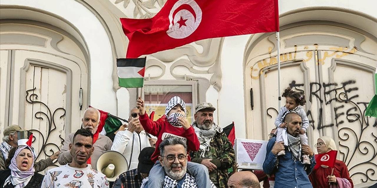 Tunus’ta Gazze Şeridi’ndeki sağlık çalışanlarına dayanışma gösterisi